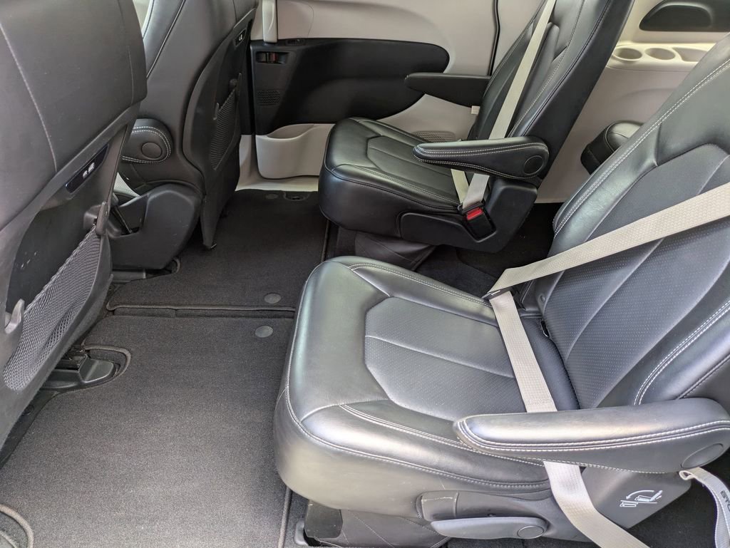 Used 2024 Chrysler Pacifica Touring-L image 25