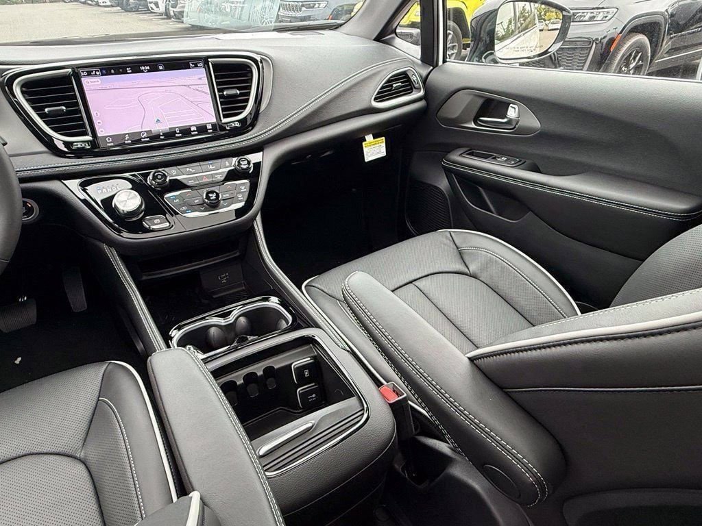 New 2027 Chrysler Pacifica Limited FWD image 14