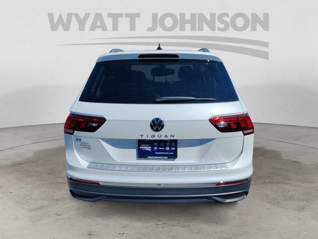 Used 2023 Volkswagen Tiguan SE w/ Panoramic Sunroof Package FWD image 5