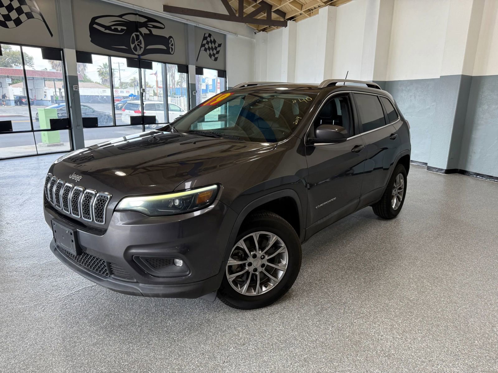 Used 2019 Jeep Cherokee Latitude Plus w/ Comfort/Convenience Group image 3