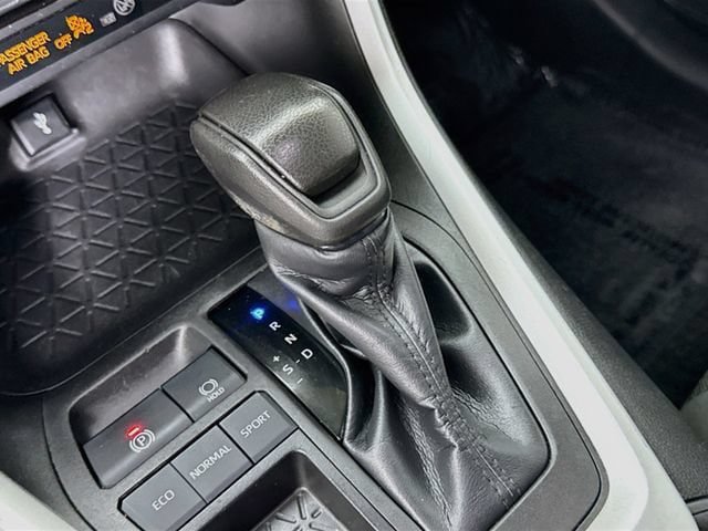 Used 2022 Toyota RAV4 LE FWD image 16