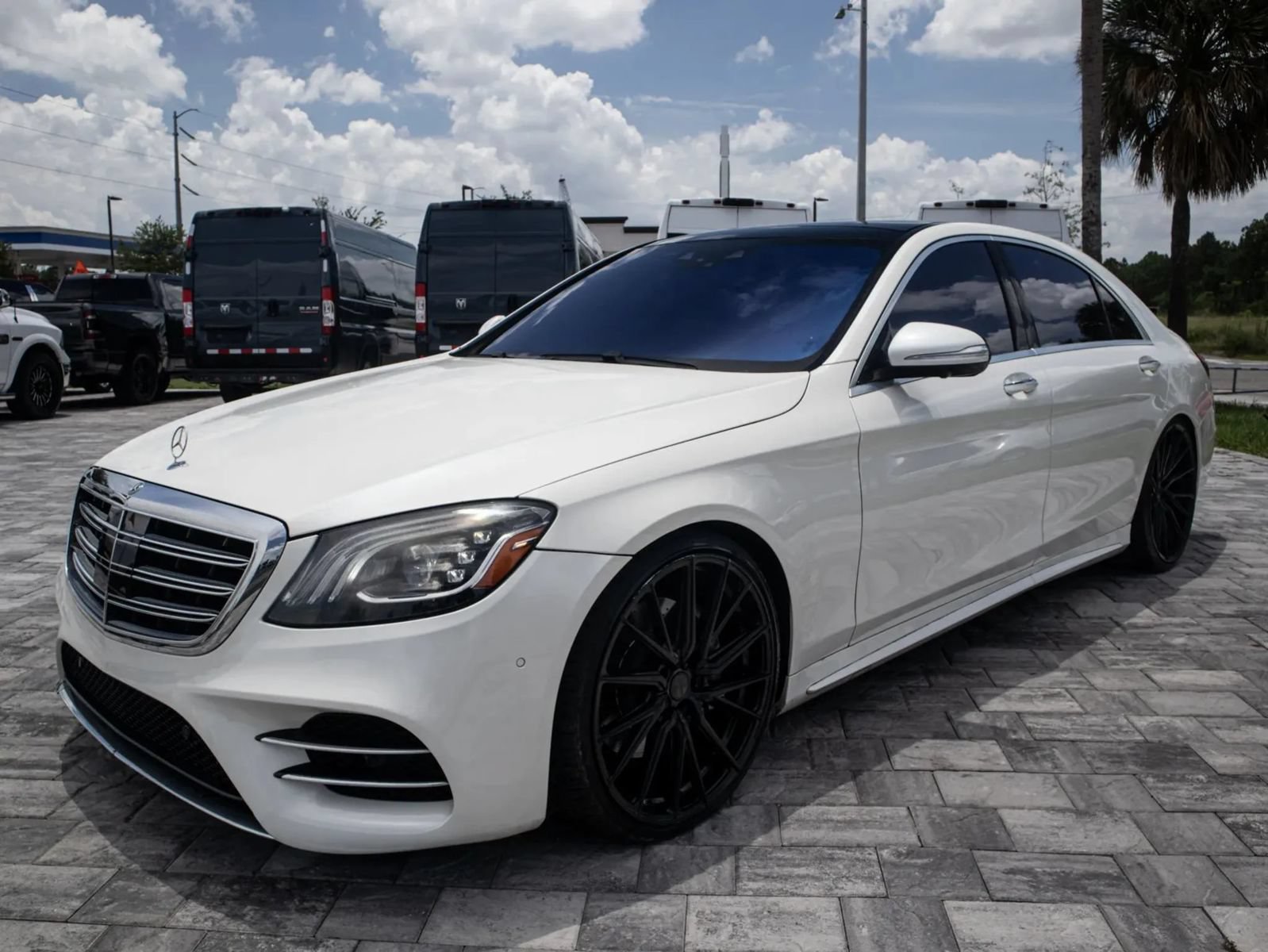 Used 2019 Mercedes-Benz S 560 Sedan w/ AMG Line Exterior image 3
