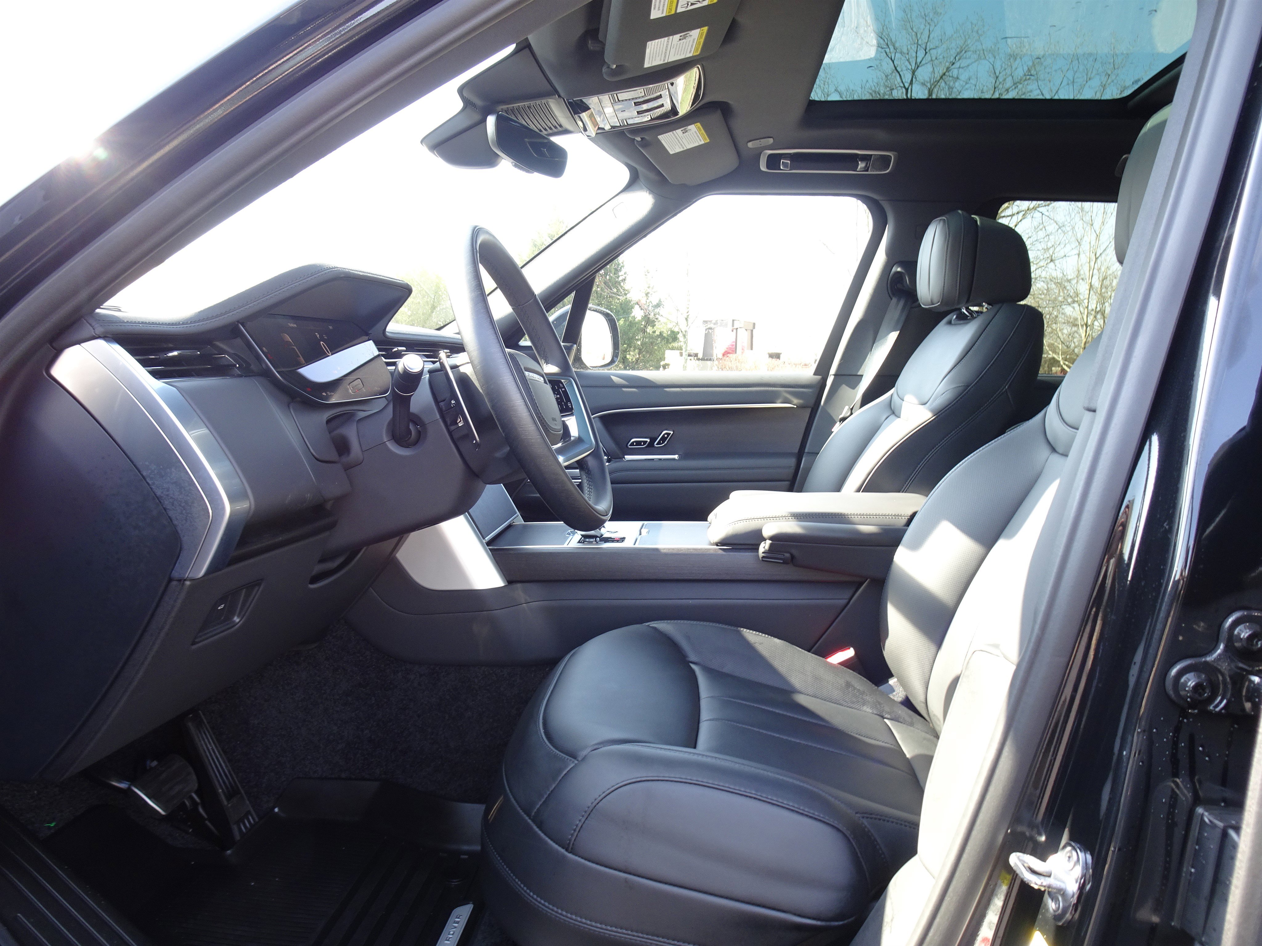 Certified 2025 Land Rover Range Rover SE image 2