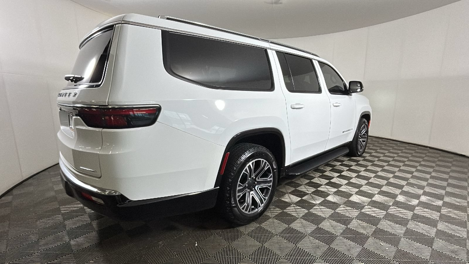 Used 2023 Jeep Wagoneer L Series II AWD/4WD image 3