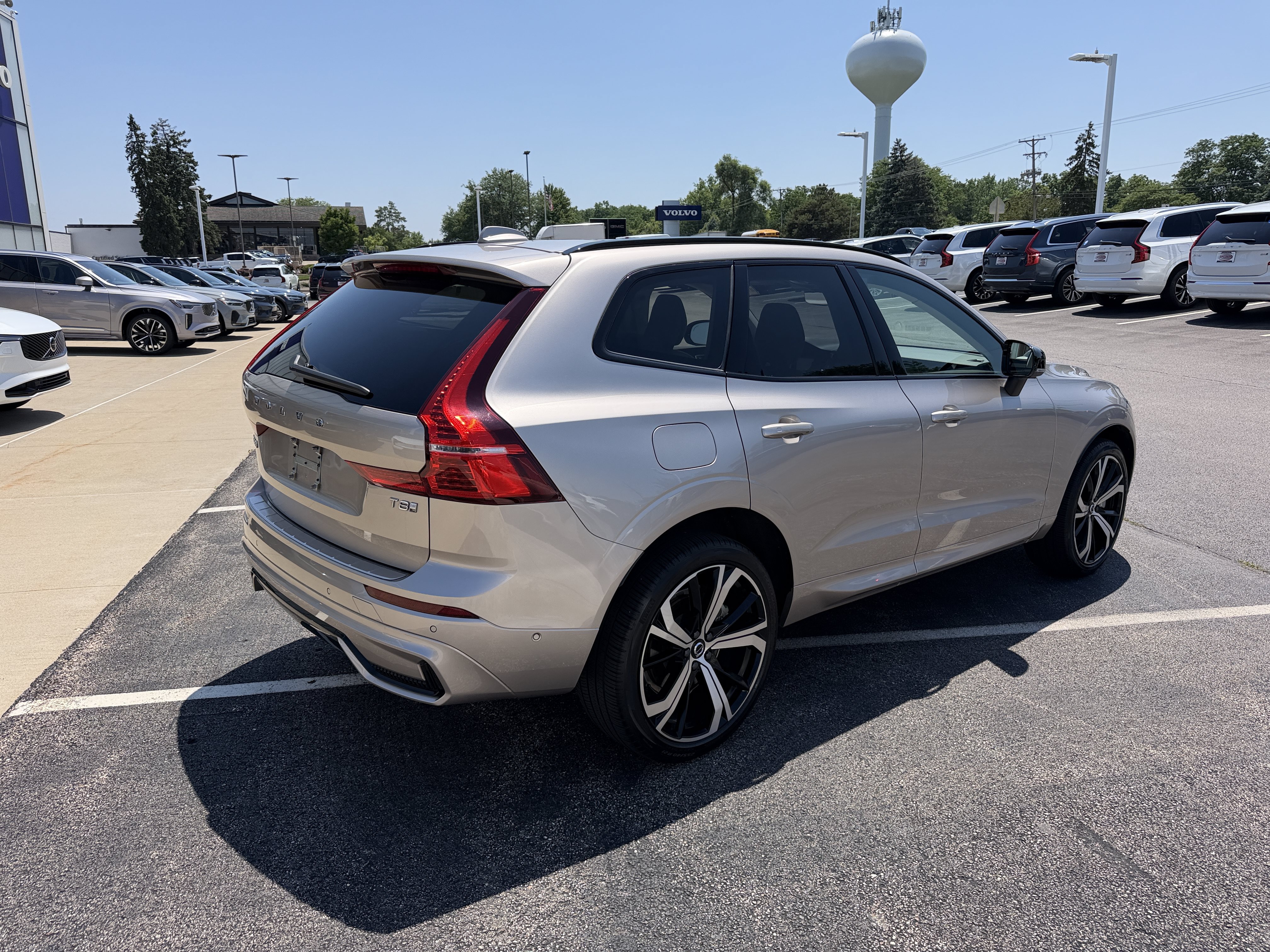 Used 2025 Volvo XC60 T8 Ultra w/ Protection Package Premier AWD/4WD image 4