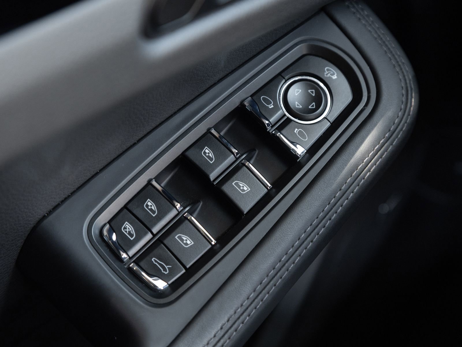 Certified 2024 Porsche Macan Turbo AWD/4WD image 19