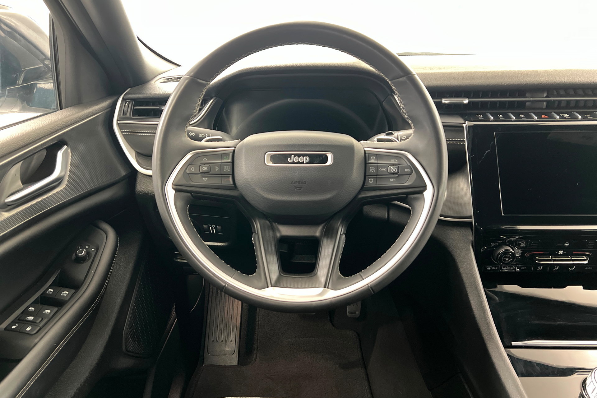 Used 2023 Jeep Grand Cherokee L Laredo AWD/4WD image 13