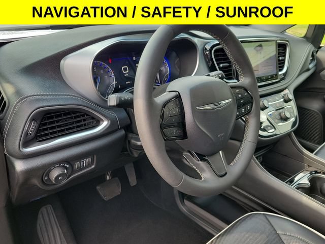 Used 2025 Chrysler Pacifica Limited FWD image 9
