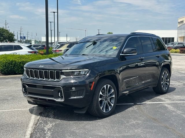 Used 2023 Jeep Grand Cherokee Overland AWD/4WD image 3