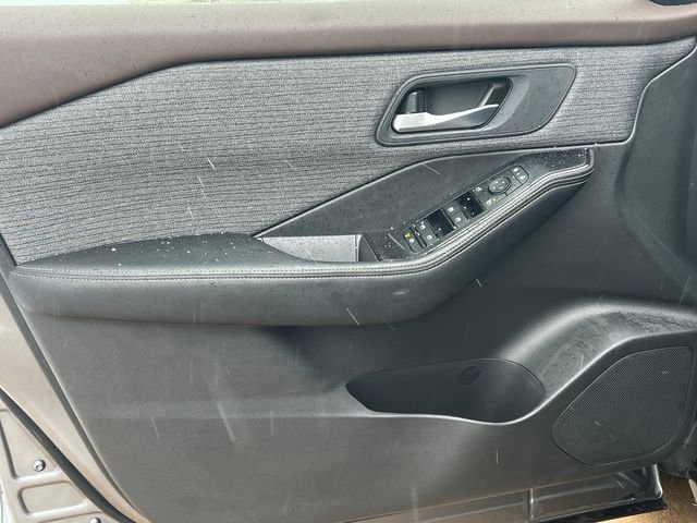 Used 2023 Nissan Rogue SV image 14