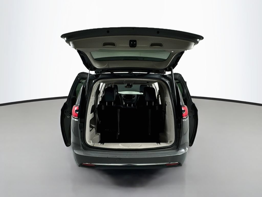 Used 2022 Chrysler Pacifica Touring-L FWD image 25