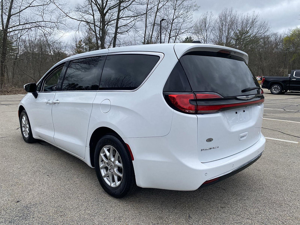 Used 2023 Chrysler Pacifica Touring-L FWD image 15