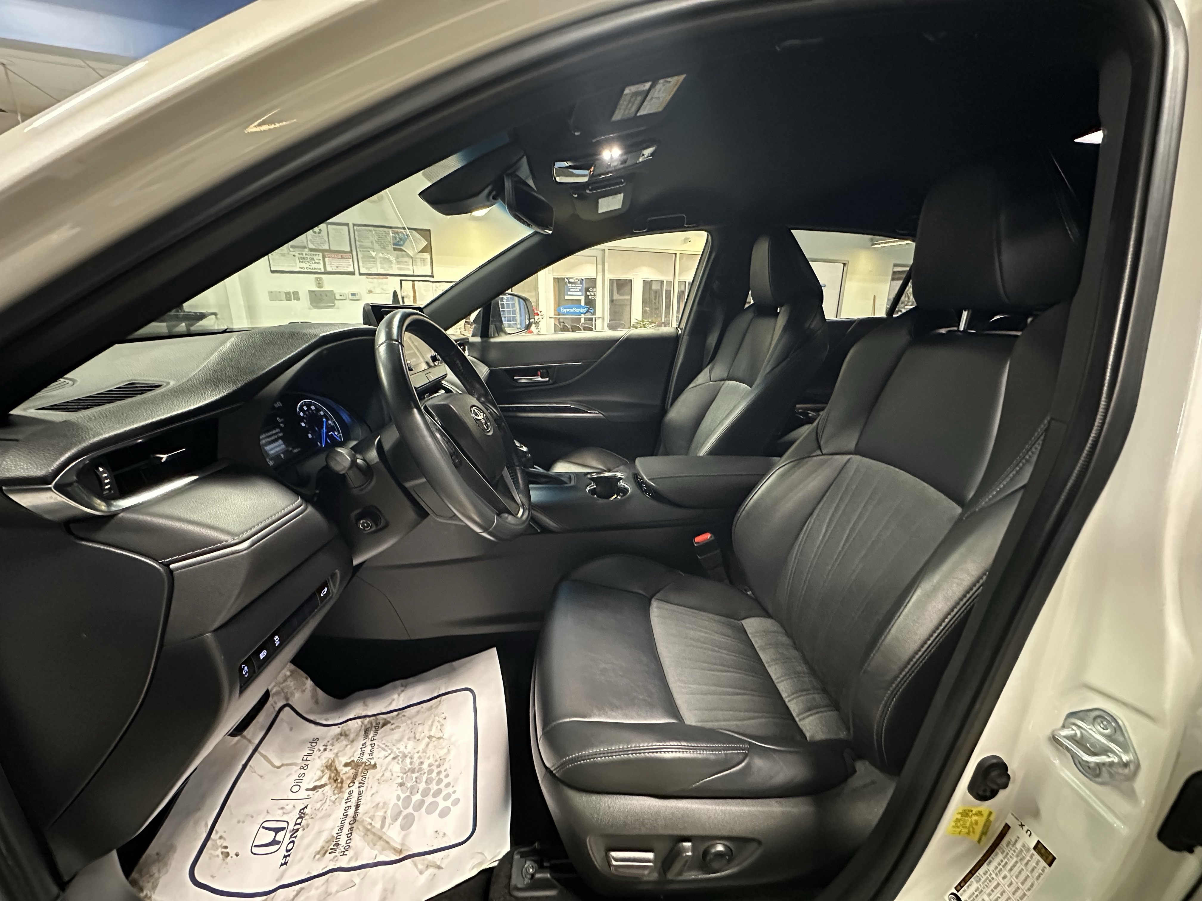 Used 2021 Toyota Venza XLE w/ Carpet Mat Package (TMS) image 8