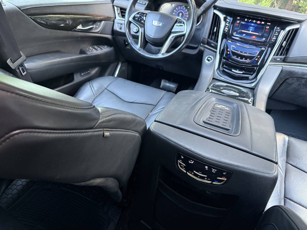 Used 2017 Cadillac Escalade ESV Platinum AWD/4WD image 20