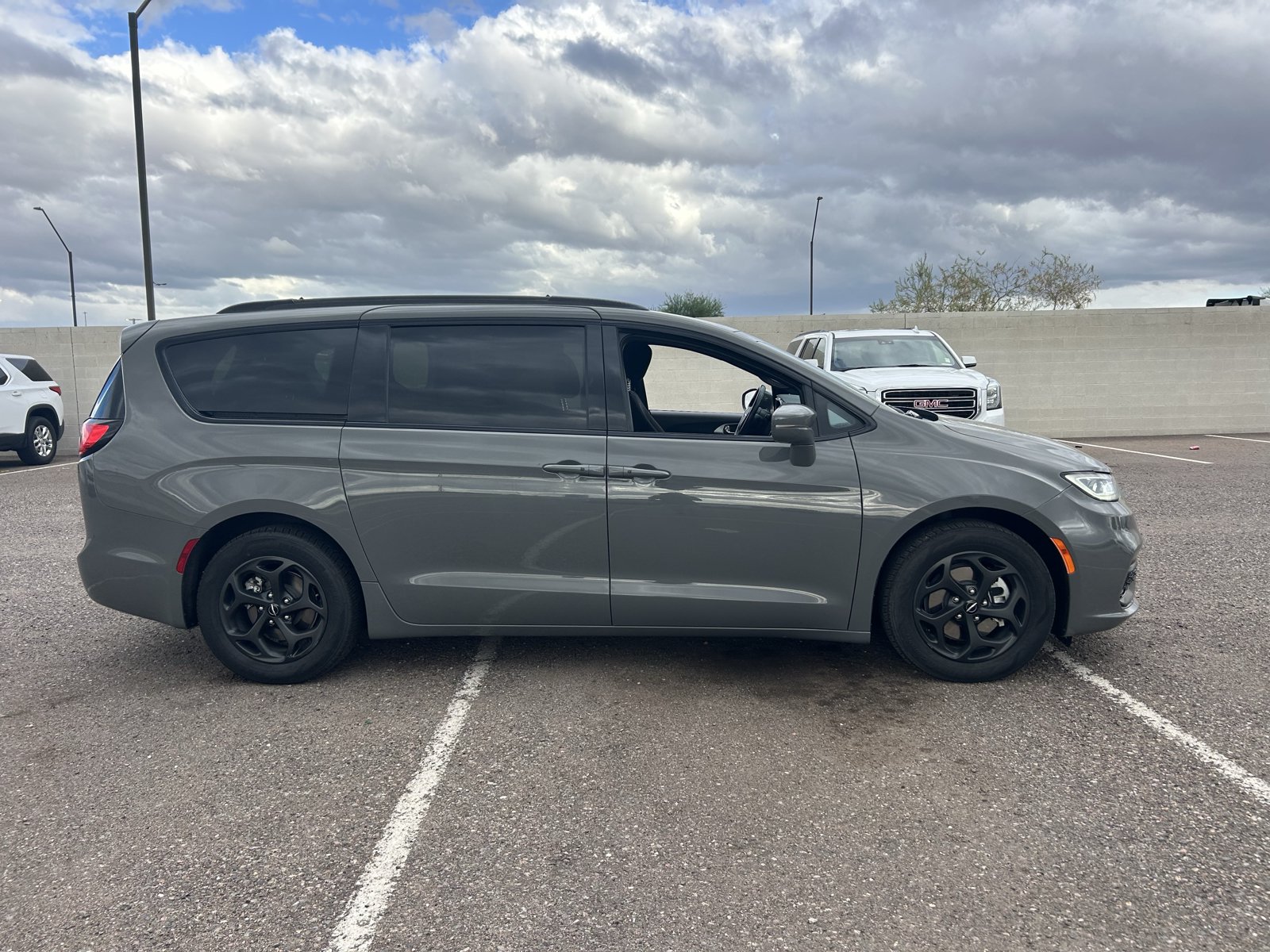 Used 2021 Chrysler Pacifica Touring w/ S Appearance Package FWD image 6