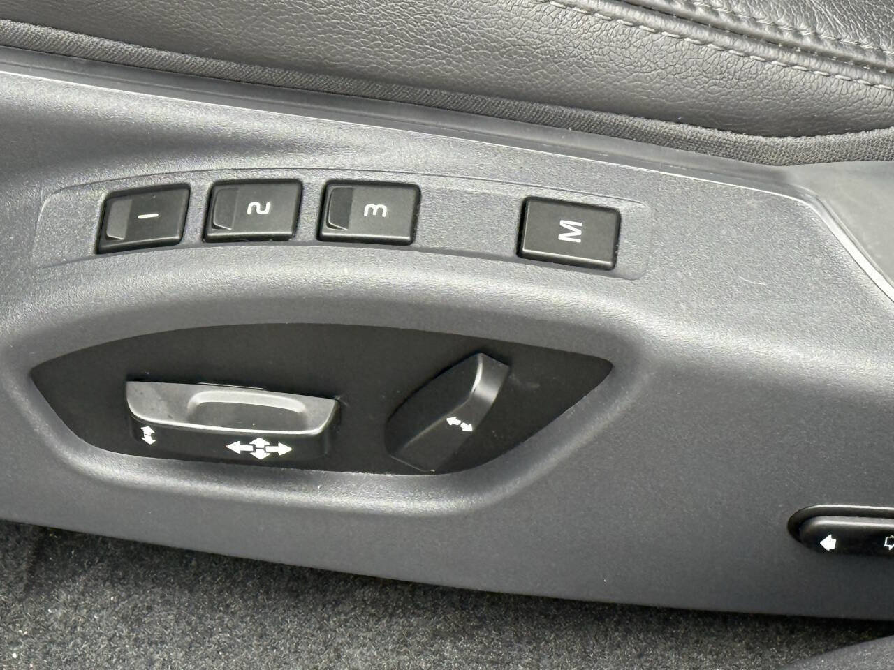 Used 2016 Volvo XC60 T5 Platinum w/ Climate Package image 8