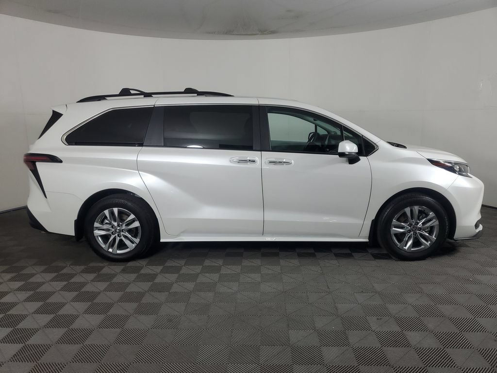 Used 2025 Toyota Sienna XLE w/ XLE Plus Package FWD image 3
