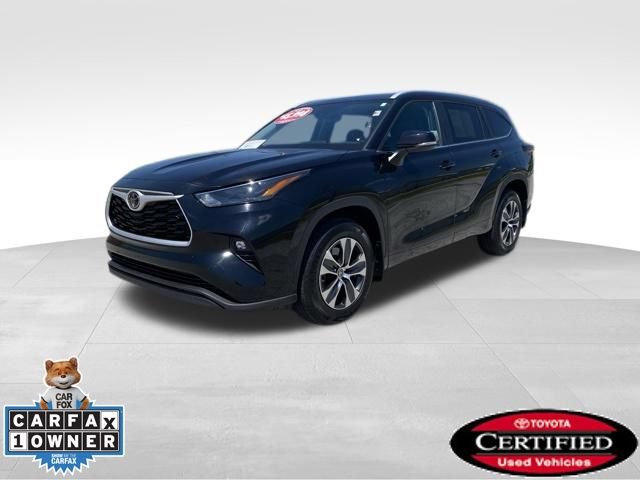Certified 2025 Toyota Highlander XLE AWD/4WD image 1