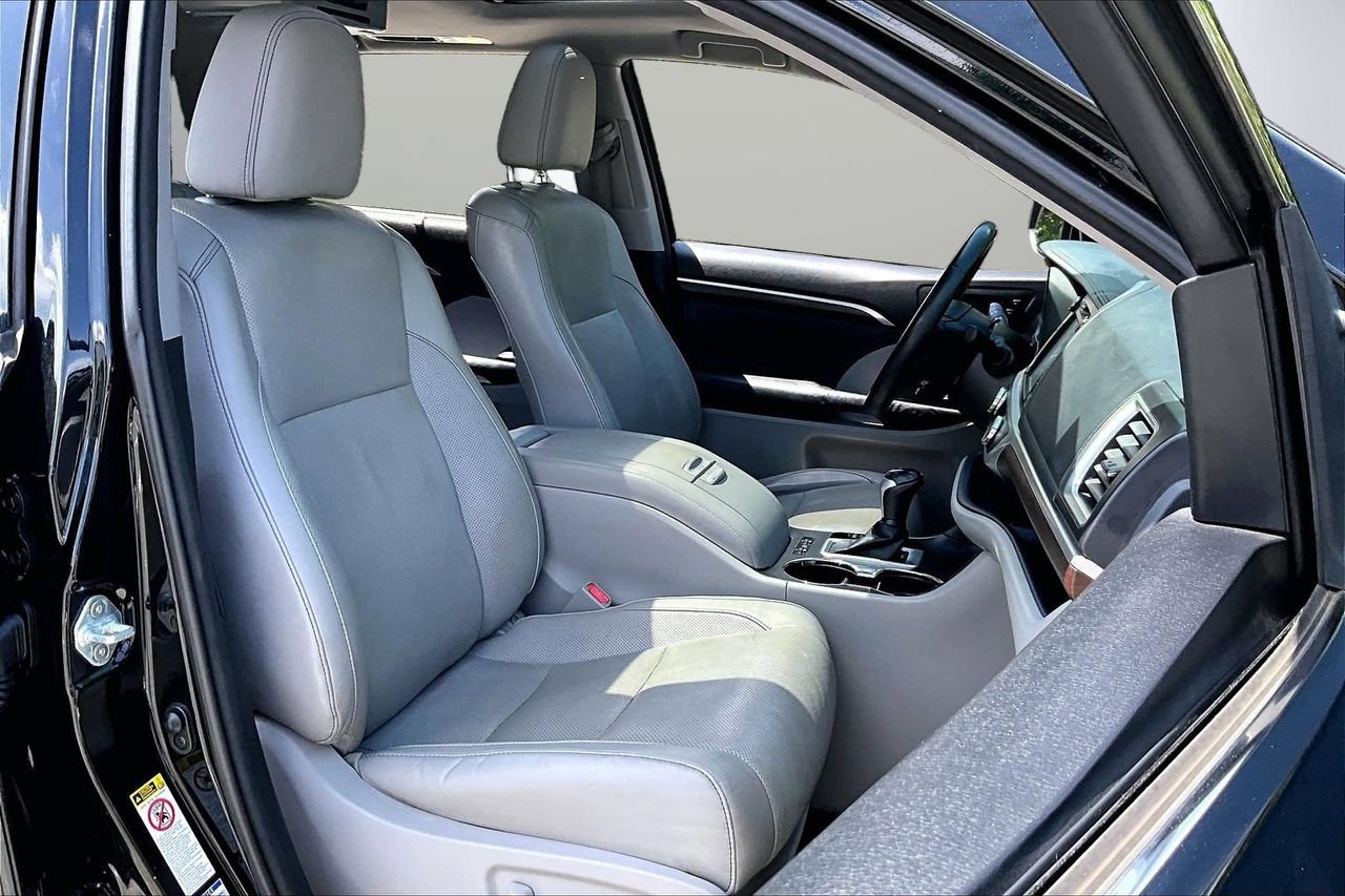 Used 2015 Toyota Highlander Limited w/ Driver Technology Package AWD/4WD image 24