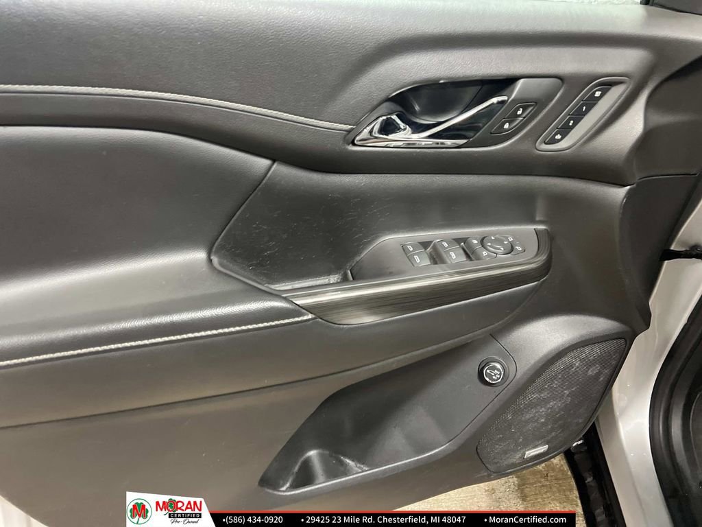 Used 2020 GMC Acadia SLT w/ Driver Alert Package II image 17