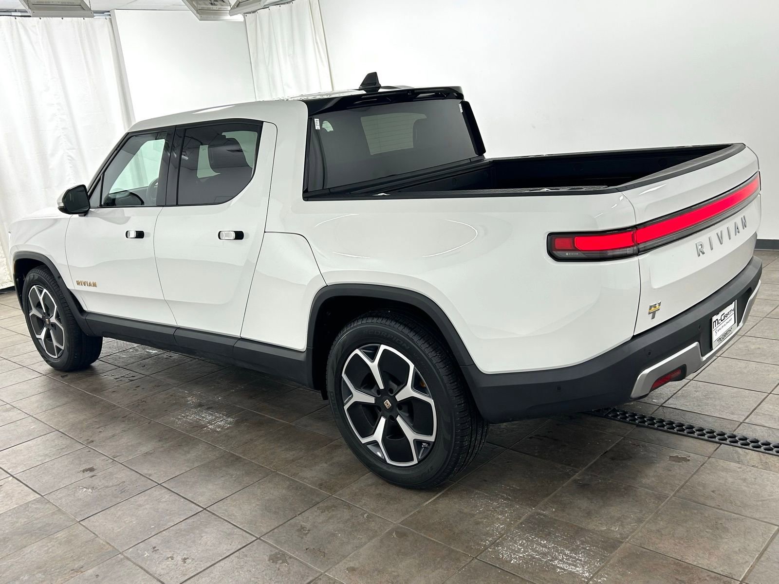 Used 2022 Rivian R1T Adventure image 4