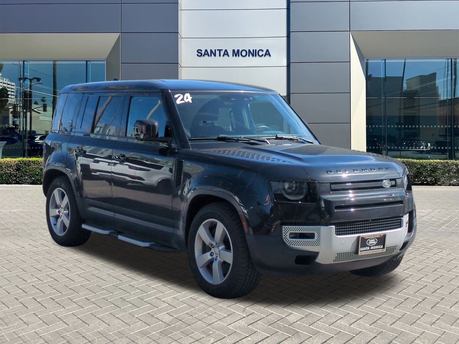 Used 2024 Land Rover Defender 110 SE image 7