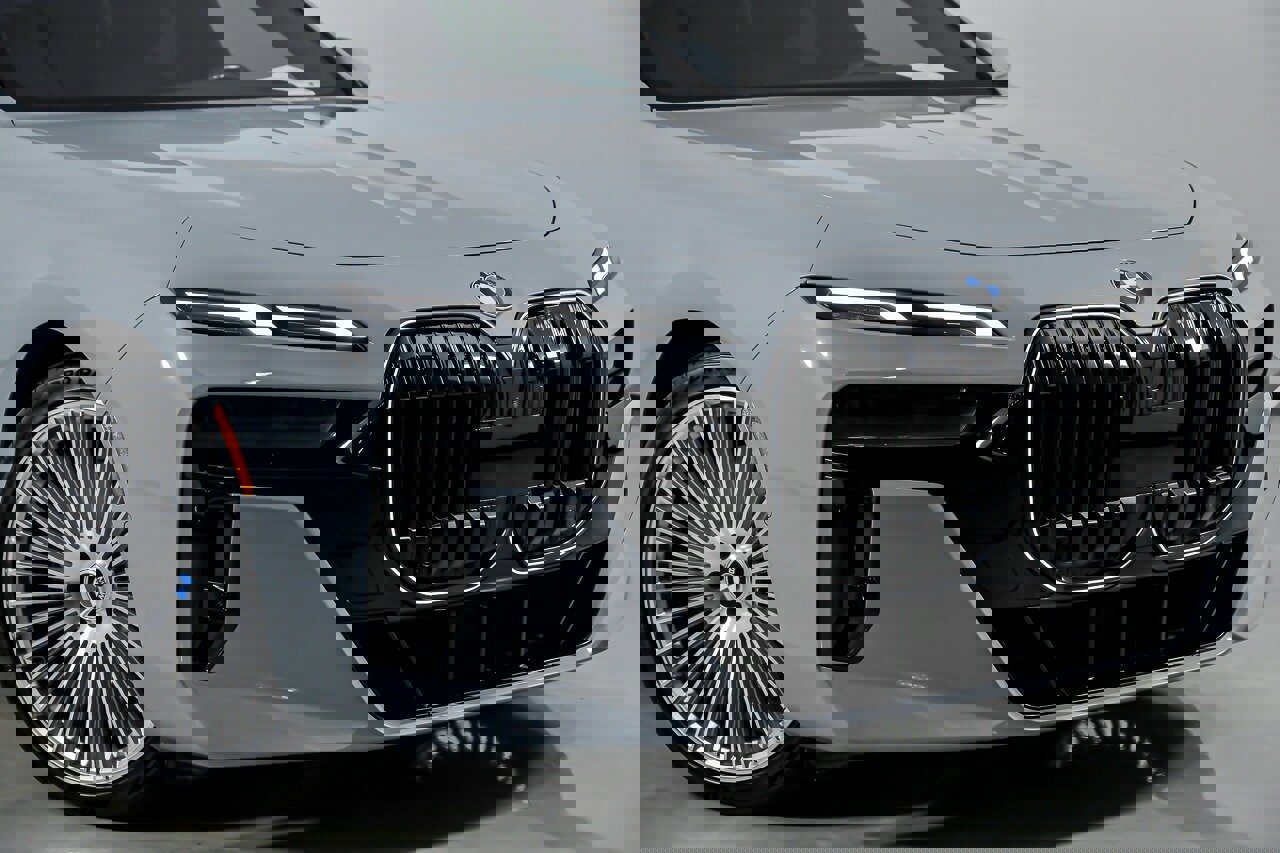 Used 2024 BMW 760i xDrive image 3