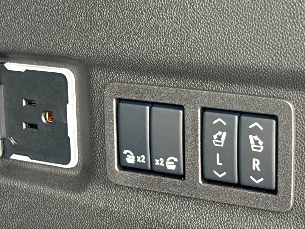 New 2025 Chevrolet Suburban Premier RWD image 27