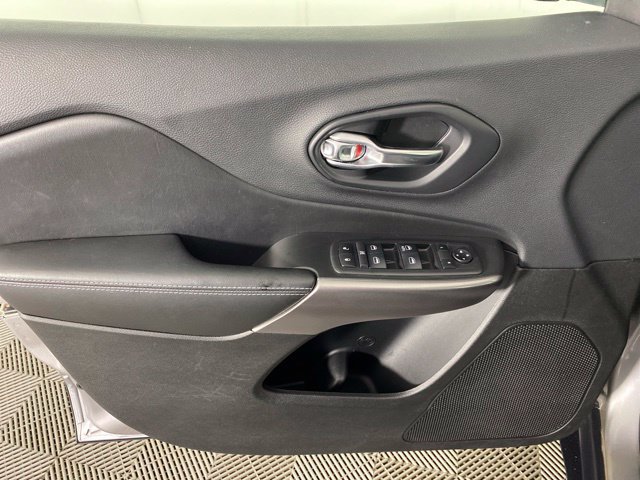 Used 2019 Jeep Cherokee Latitude w/ Cold Weather Group FWD image 23