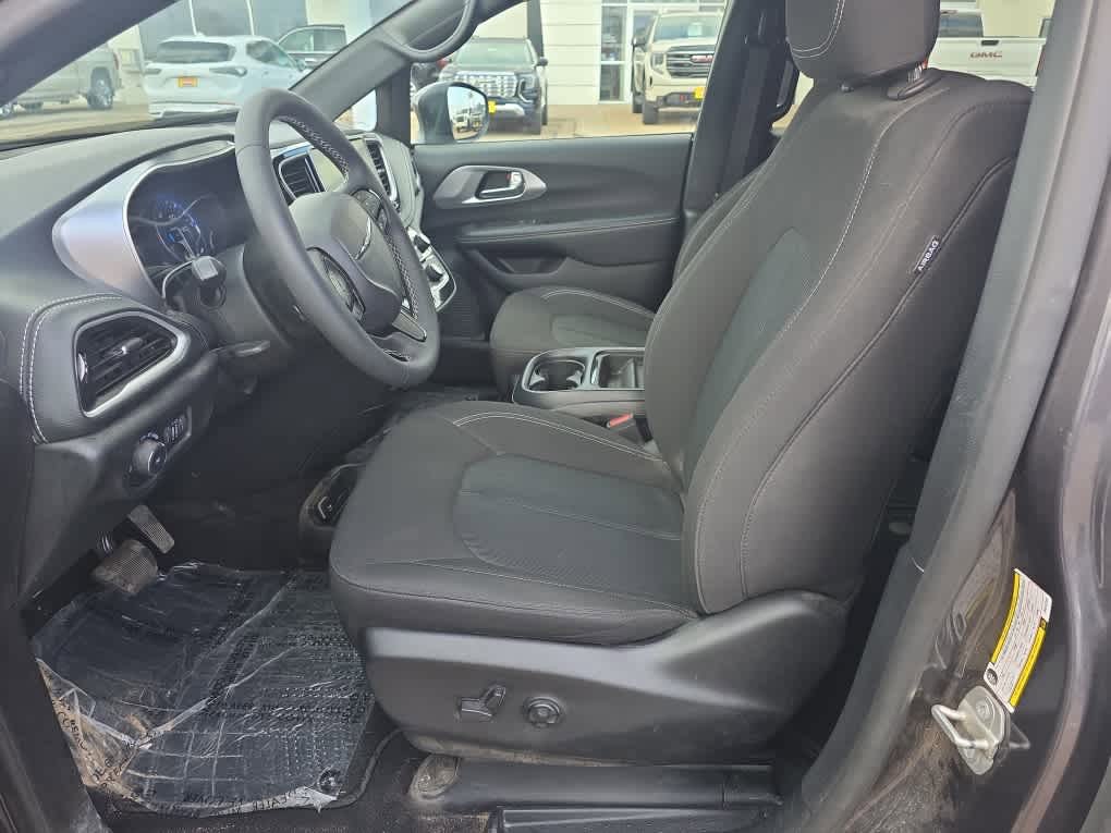 Used 2023 Chrysler Pacifica Touring w/ S Appearance Package image 6