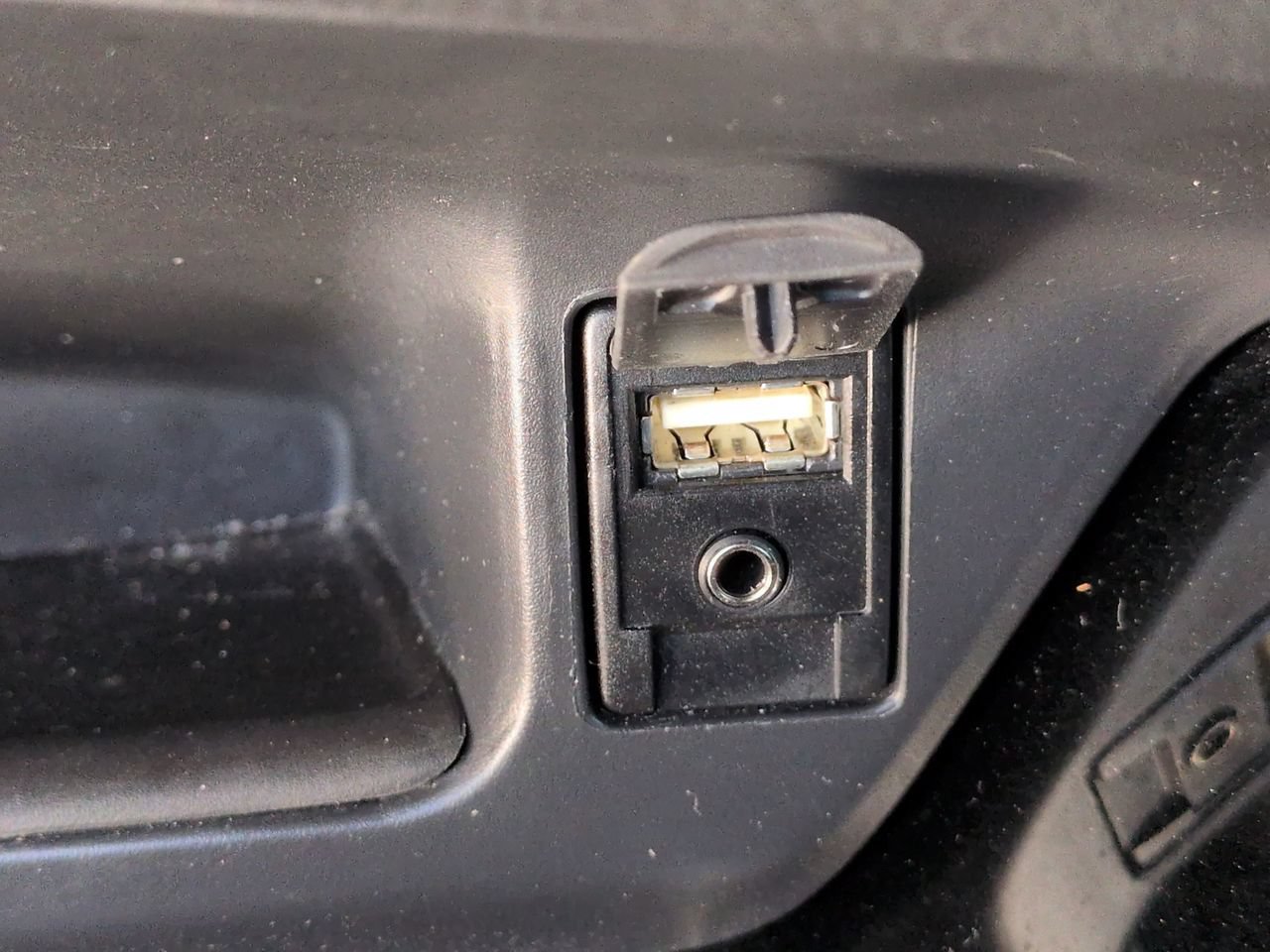 Used 2019 Toyota C-HR XLE FWD image 24