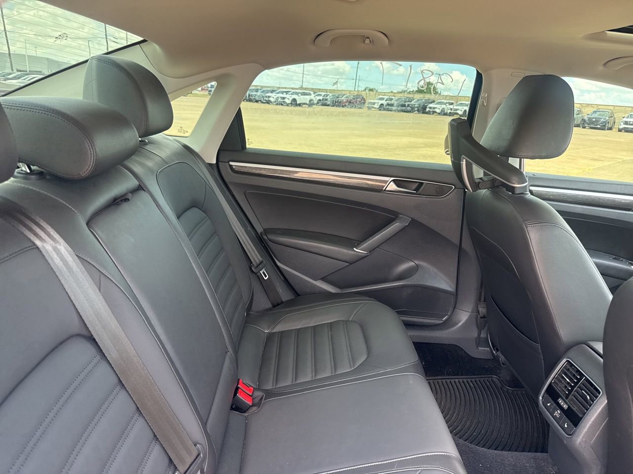 Used 2018 Volkswagen Passat 3.6 SEL Premium image 32