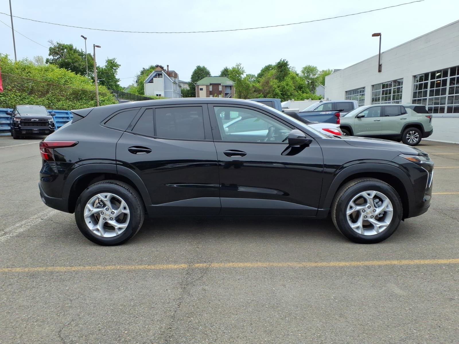 Used 2025 Chevrolet Trax LS w/ LS Convenience Package FWD image 2