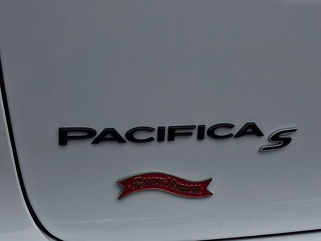 Used 2025 Chrysler Pacifica Limited FWD image 30