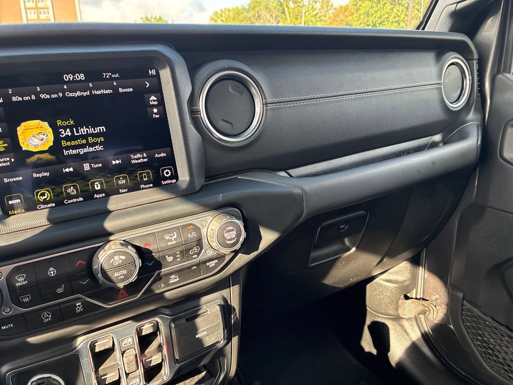 Used 2023 Jeep Gladiator Overland w/ Cold Weather Group AWD/4WD image 17