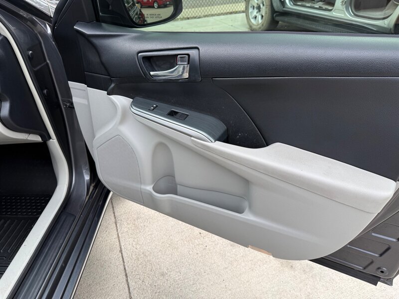 Used 2013 Toyota Camry LE FWD image 16