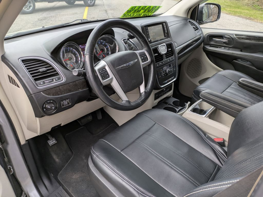 Used 2016 Chrysler Town & Country Touring-L image 11
