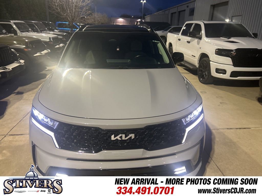 Used 2022 Kia Sorento EX w/ Panoramic Sunroof Package image 2