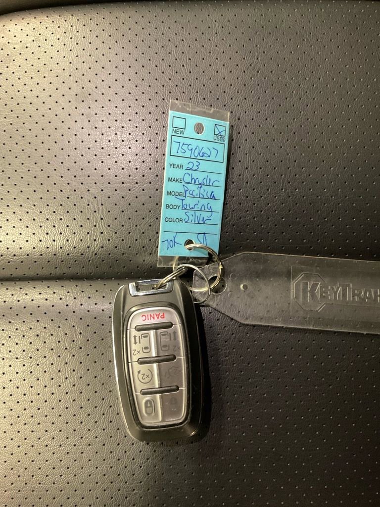 Used 2023 Chrysler Pacifica Touring-L image 32