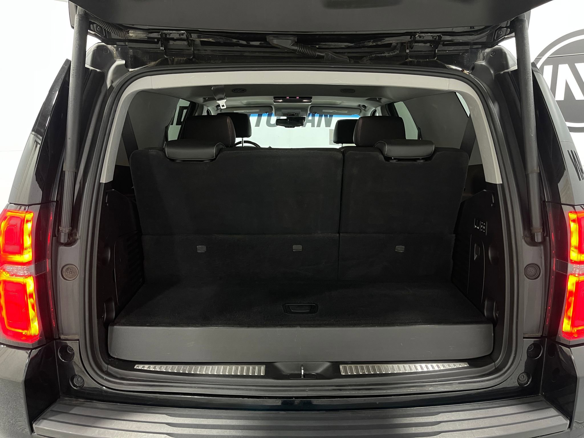 Used 2018 Chevrolet Tahoe Premier AWD/4WD image 28