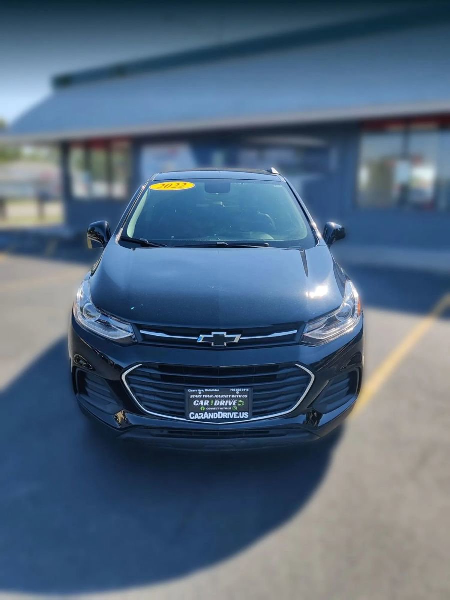 Used 2022 Chevrolet Trax LT w/ Midnight Edition image 2