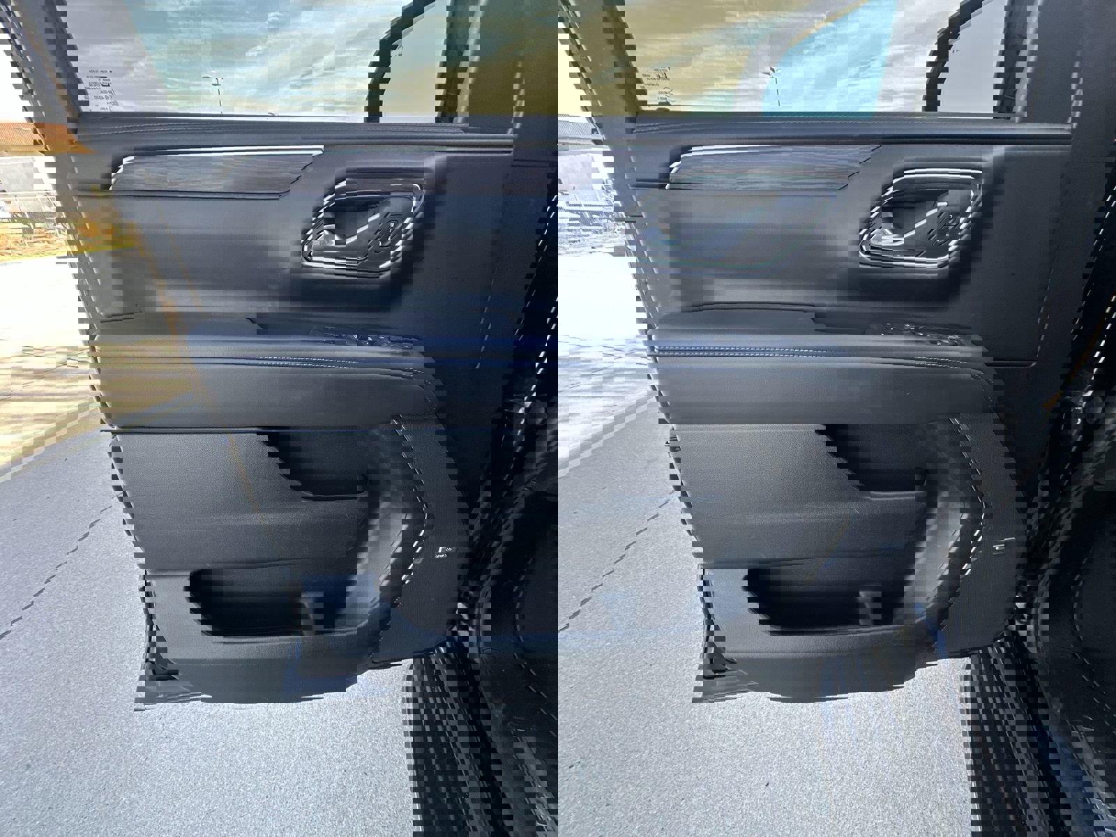 Used 2023 Chevrolet Suburban LT w/ LT Signature Package image 22