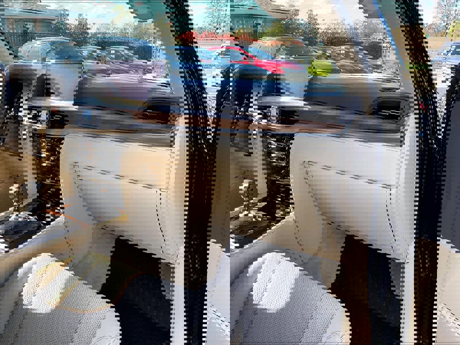 Used 2020 Lexus LX 570 4WD w/ Luxury Package image 18