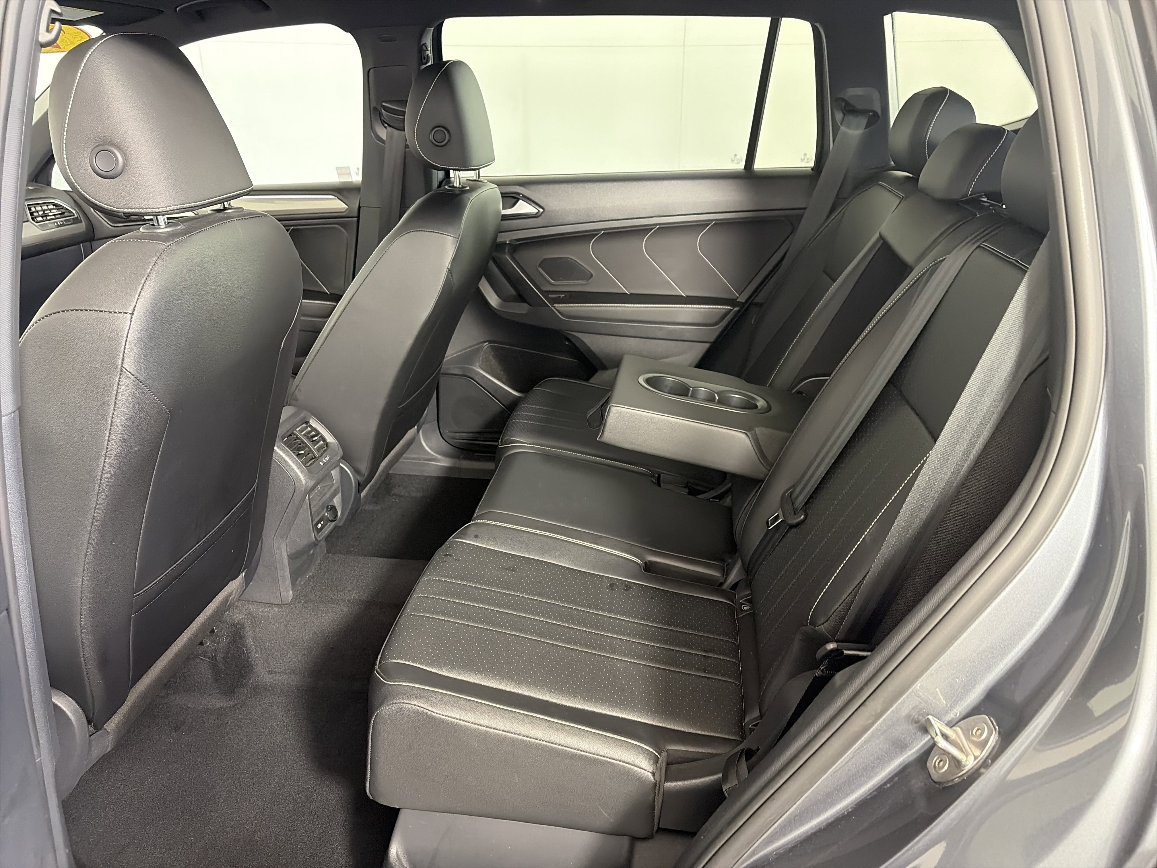 Used 2022 Volkswagen Tiguan SE R-Line image 7