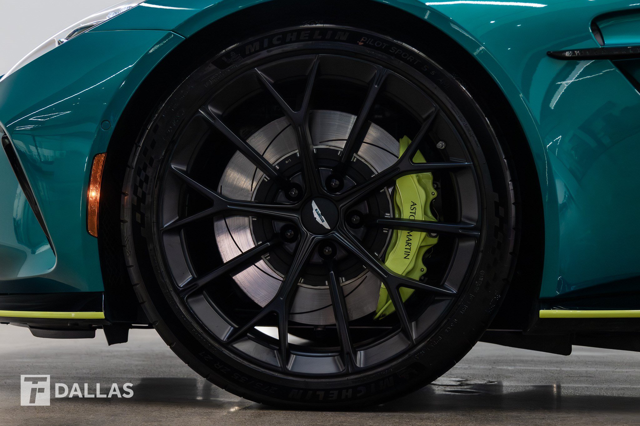 Used 2026 Aston Martin V8 Vantage S RWD image 2