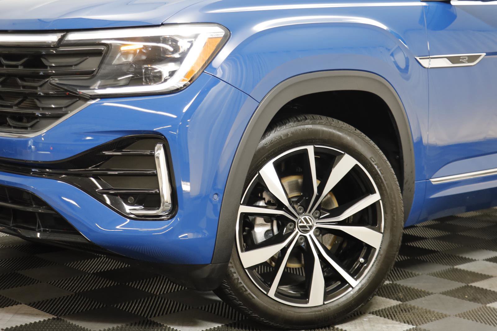 Used 2025 Volkswagen Atlas SEL Premium R-Line image 3