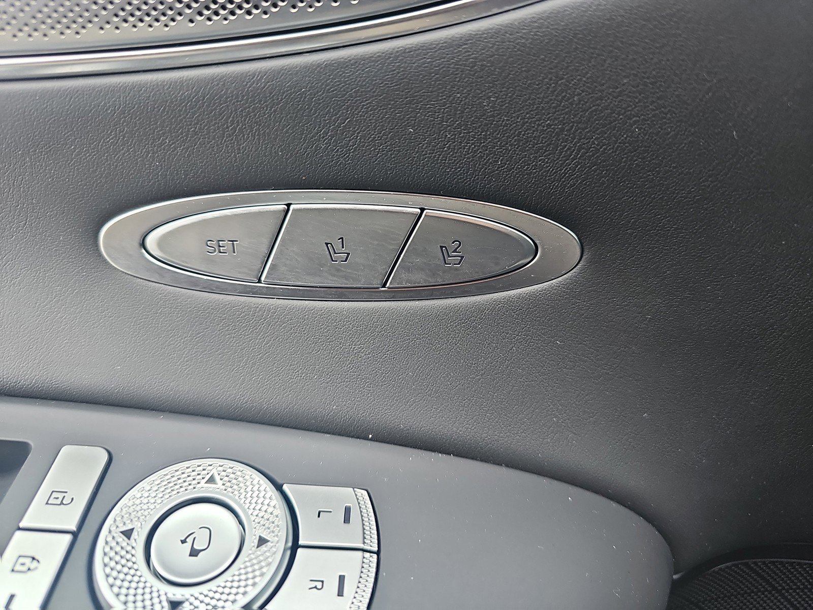 Used 2022 Genesis GV70 2.5T w/ Advanced Package image 12