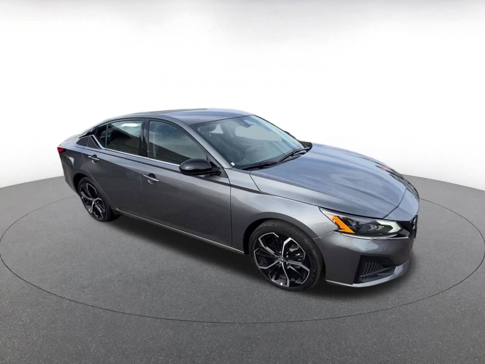 Used 2025 Nissan Altima 2.5 SR image 2