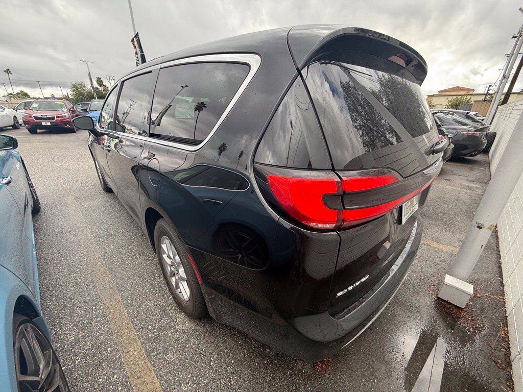 Used 2024 Chrysler Pacifica Touring-L FWD image 2