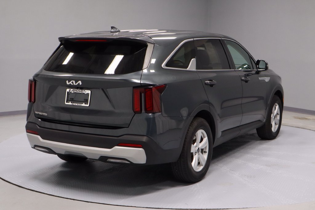 Used 2025 Kia Sorento LX FWD image 11